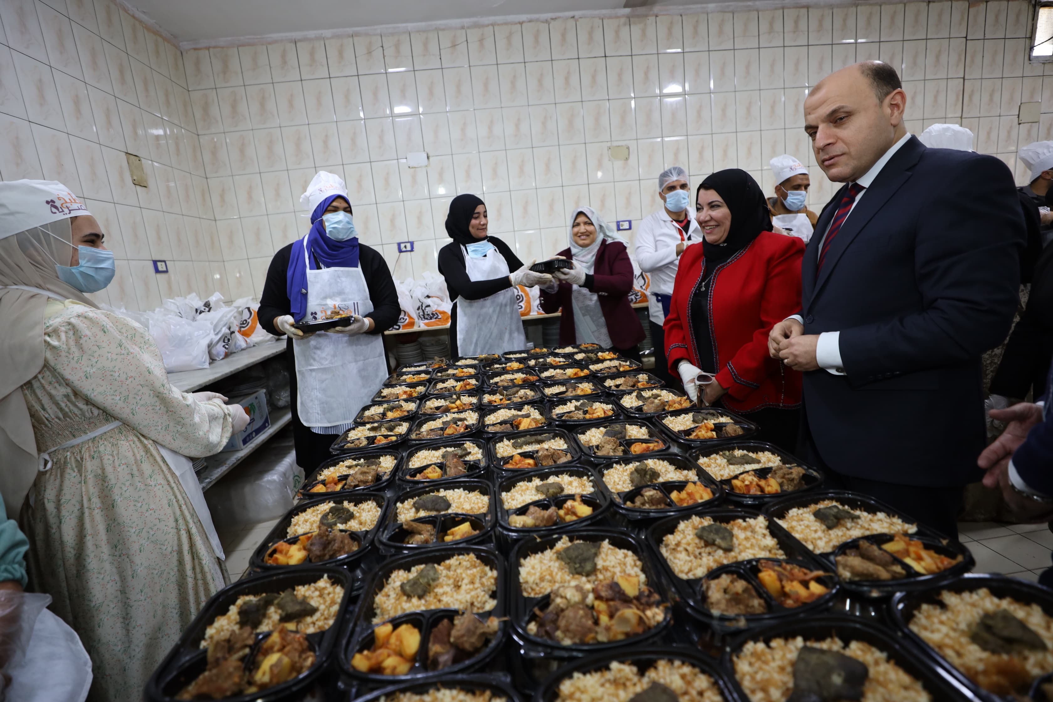 إشادة من المحافظ بتنوع الوجبات