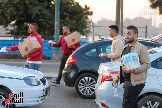 شباب الخير يوزعون العصائر والوجبات الخفيفة على الصائمين (9)