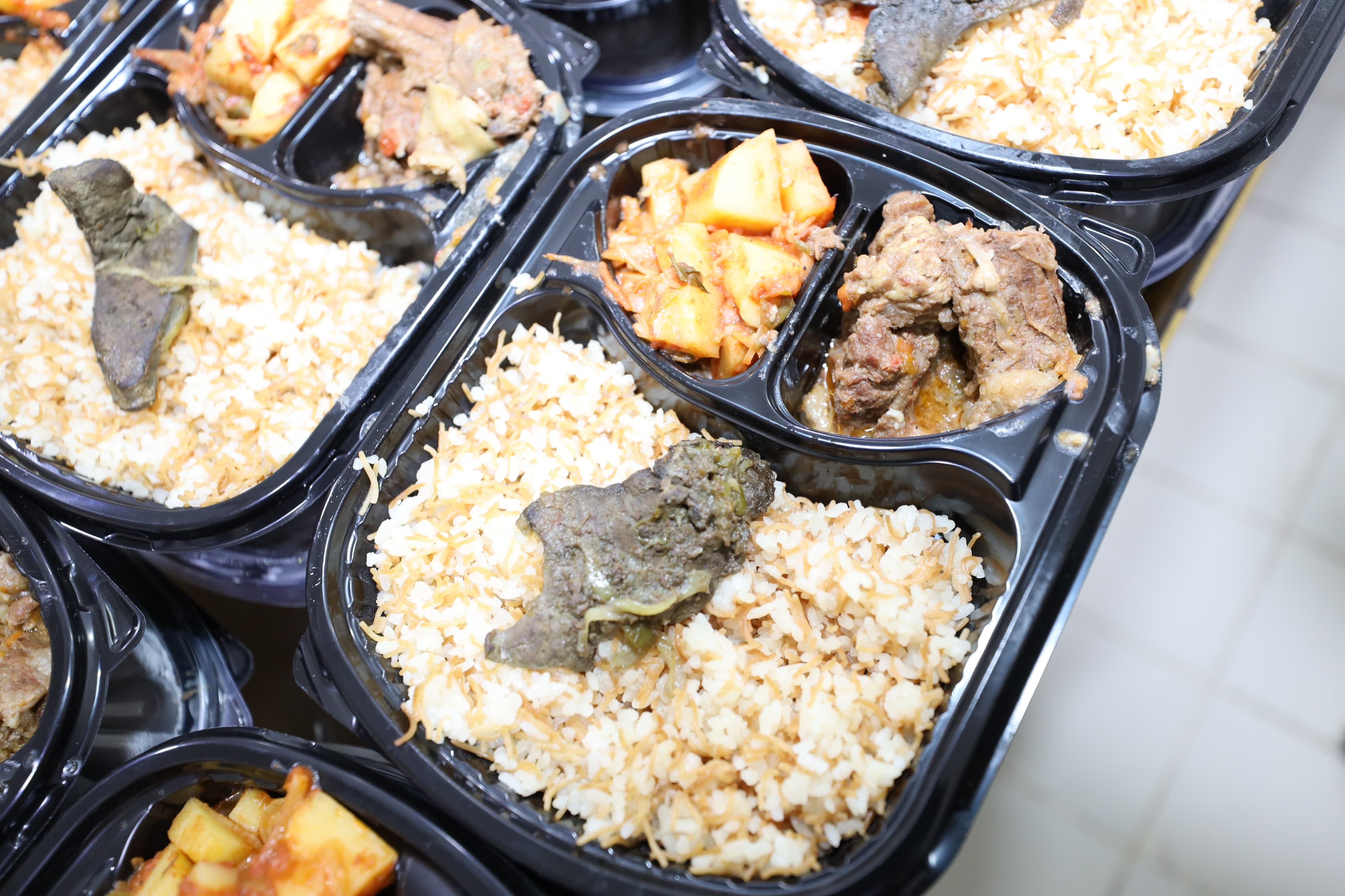 مكونات الوجبة من رز ولحمه وكبده