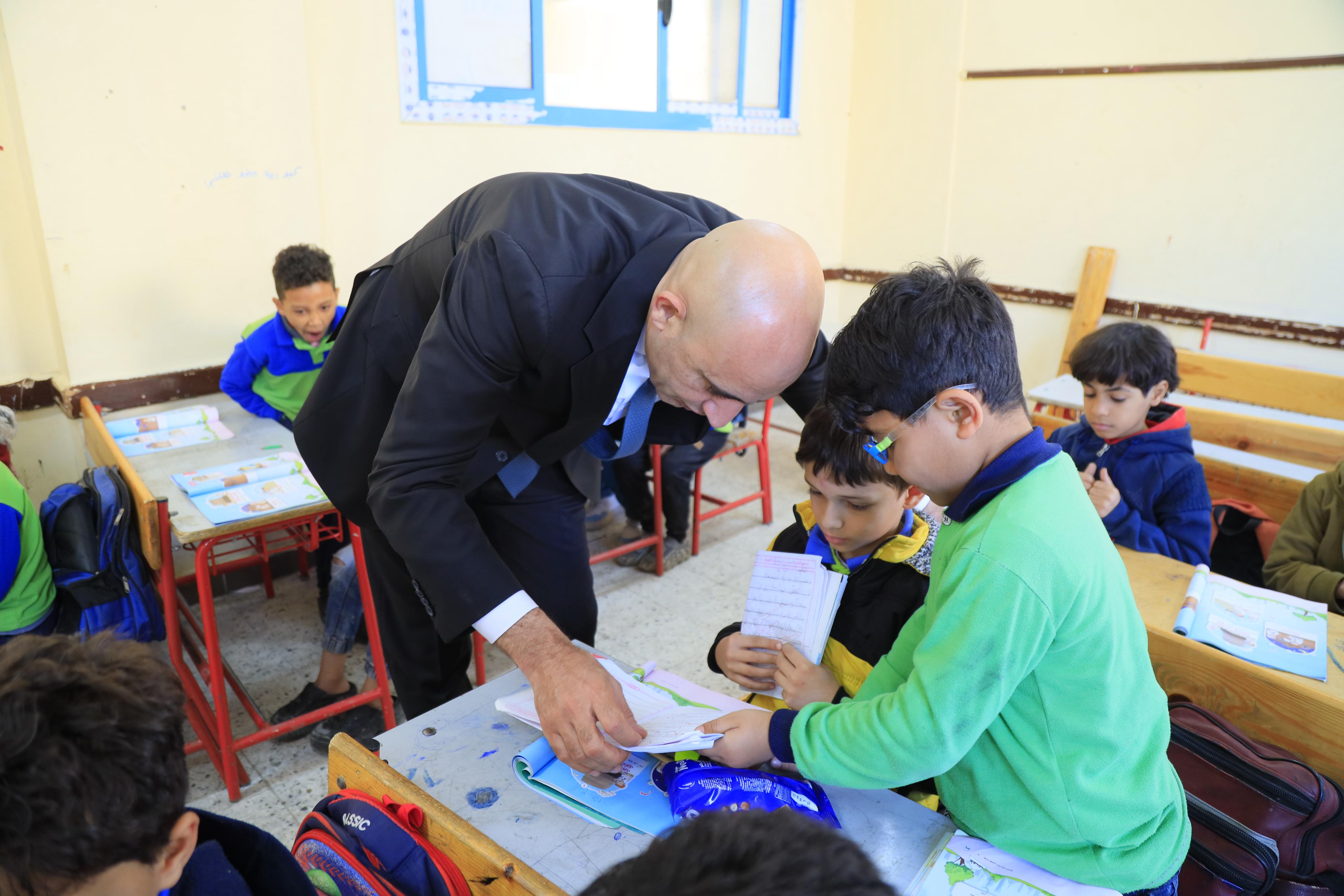 وزير التعليم يتفقد أحد الفصول الدراسية