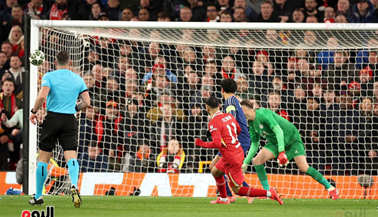 محمد صلاح وجانب من اللقاء محمد صلاح وجانب من اللقاء