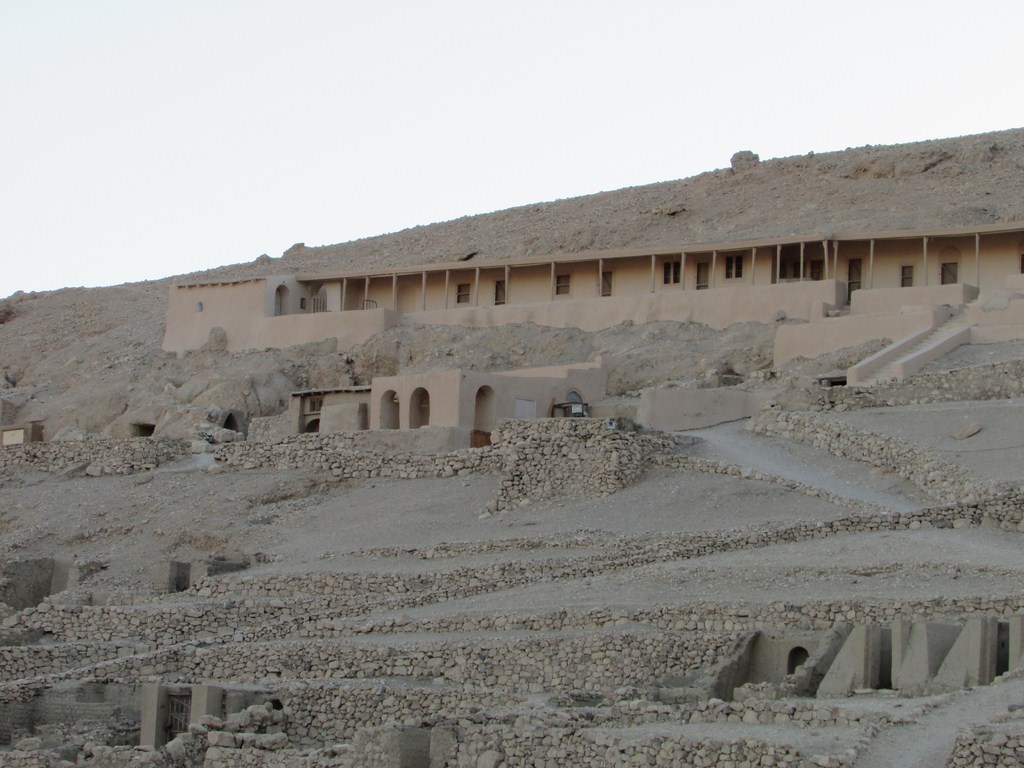 الدير أعاد بناؤه الملك تحتمس الثالث بعد تعرضه لحريق هائل