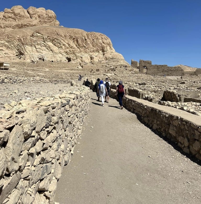 زيارة السياح لدير المدينة غرب الأقصر