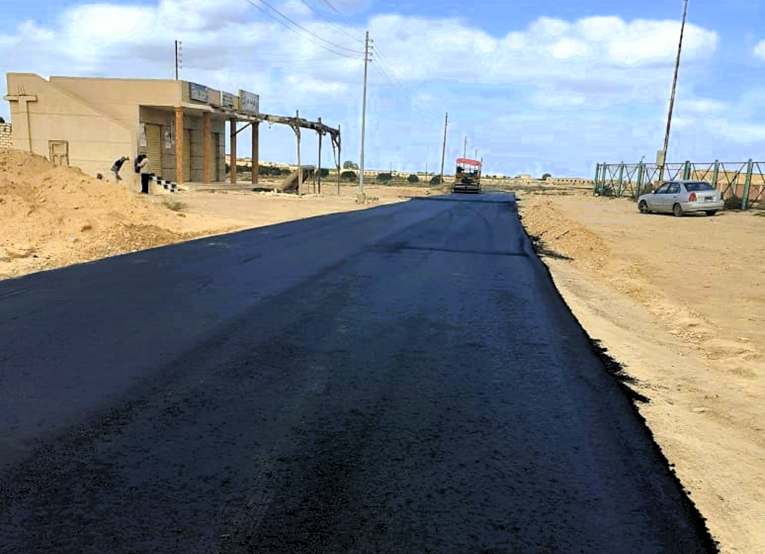 رصف الطرق المؤدية لقرى حياة كريمة بمراكز مطروح