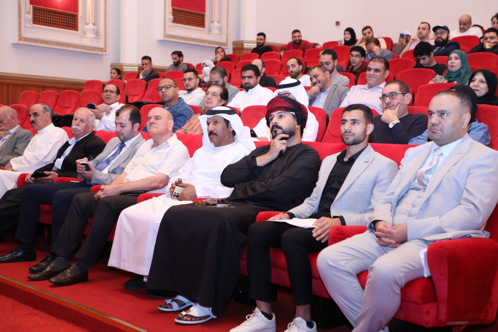 خلال تكريم الشعراء المشاركين في الأمسية خلال تكريم الشعراء المشاركين في الأمسية