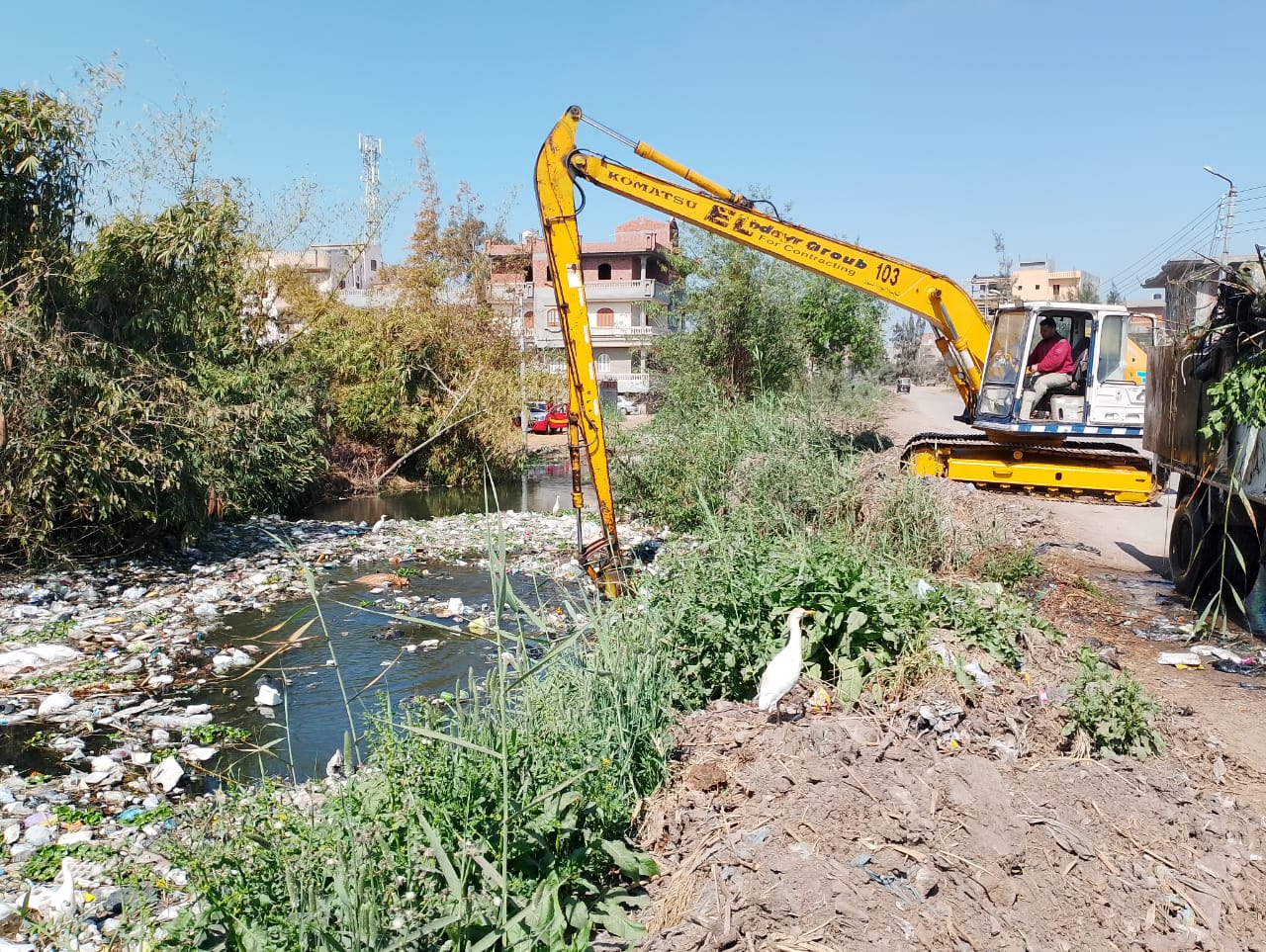 تكريك وتطهير الترع والمجاري المائية بالحامول