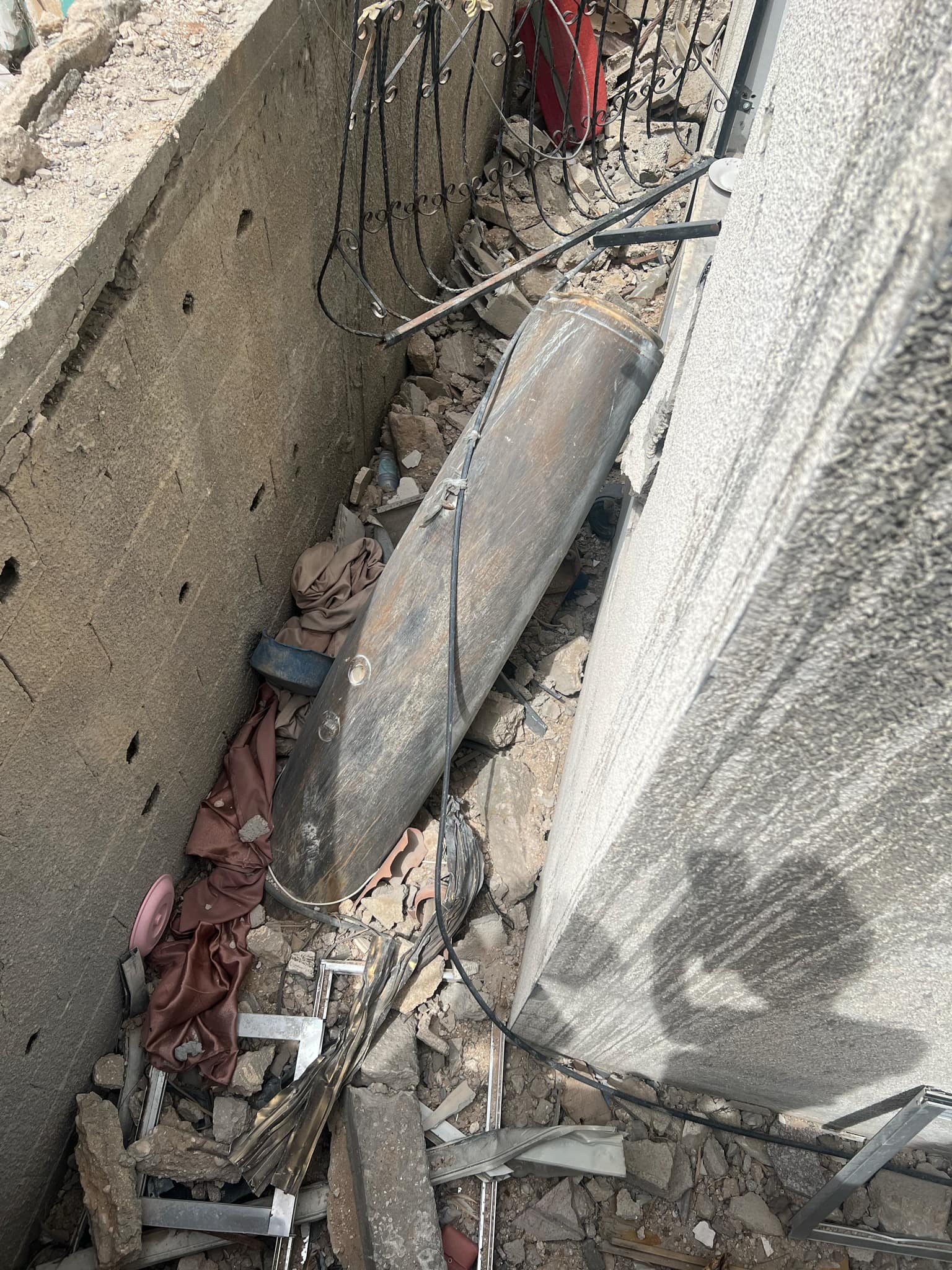 أحد مخلفات الحرب في محل تابع للمواطن عاهد الريس