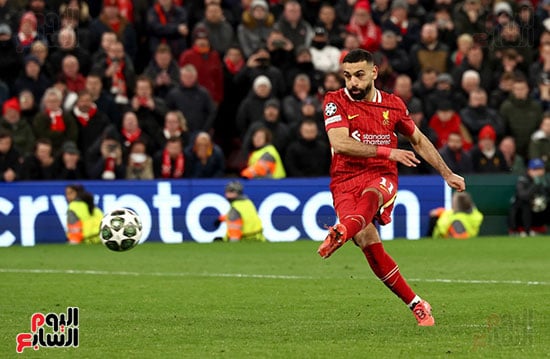 محمد صلاح يسدد ركلة الجزاء