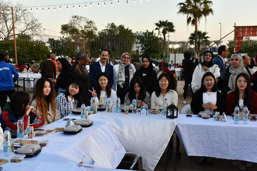 الوفد الصينى أثناء الافطار 