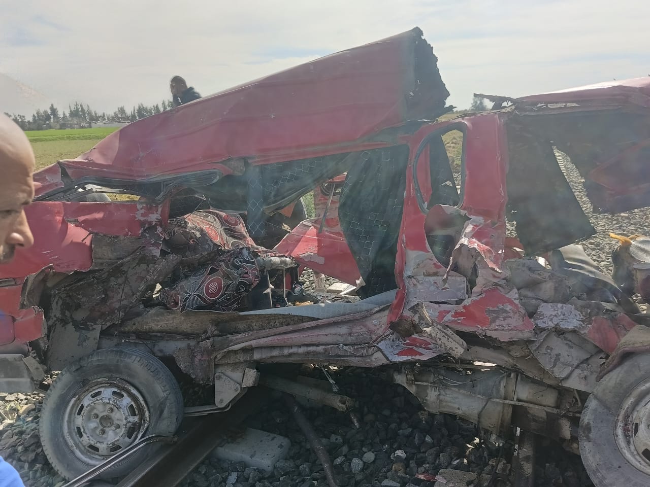 جانب من حادث تصادم قطار وميكروباص