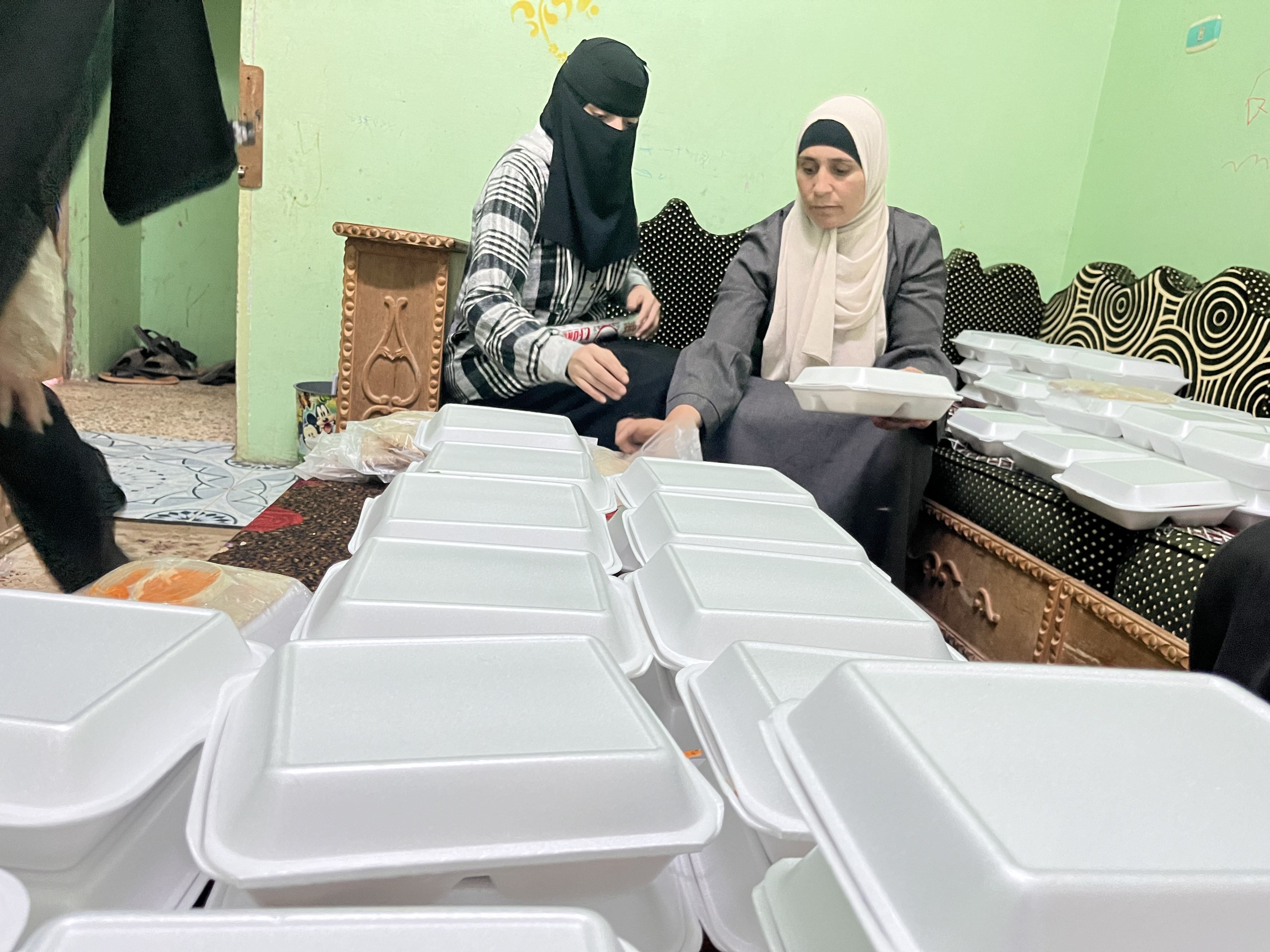 تجهيز وجبات إفطار لمرافقي المرضى الفلسطينيين تجهيز وجبات إفطار لمرافقي المرضى الفلسطينيين