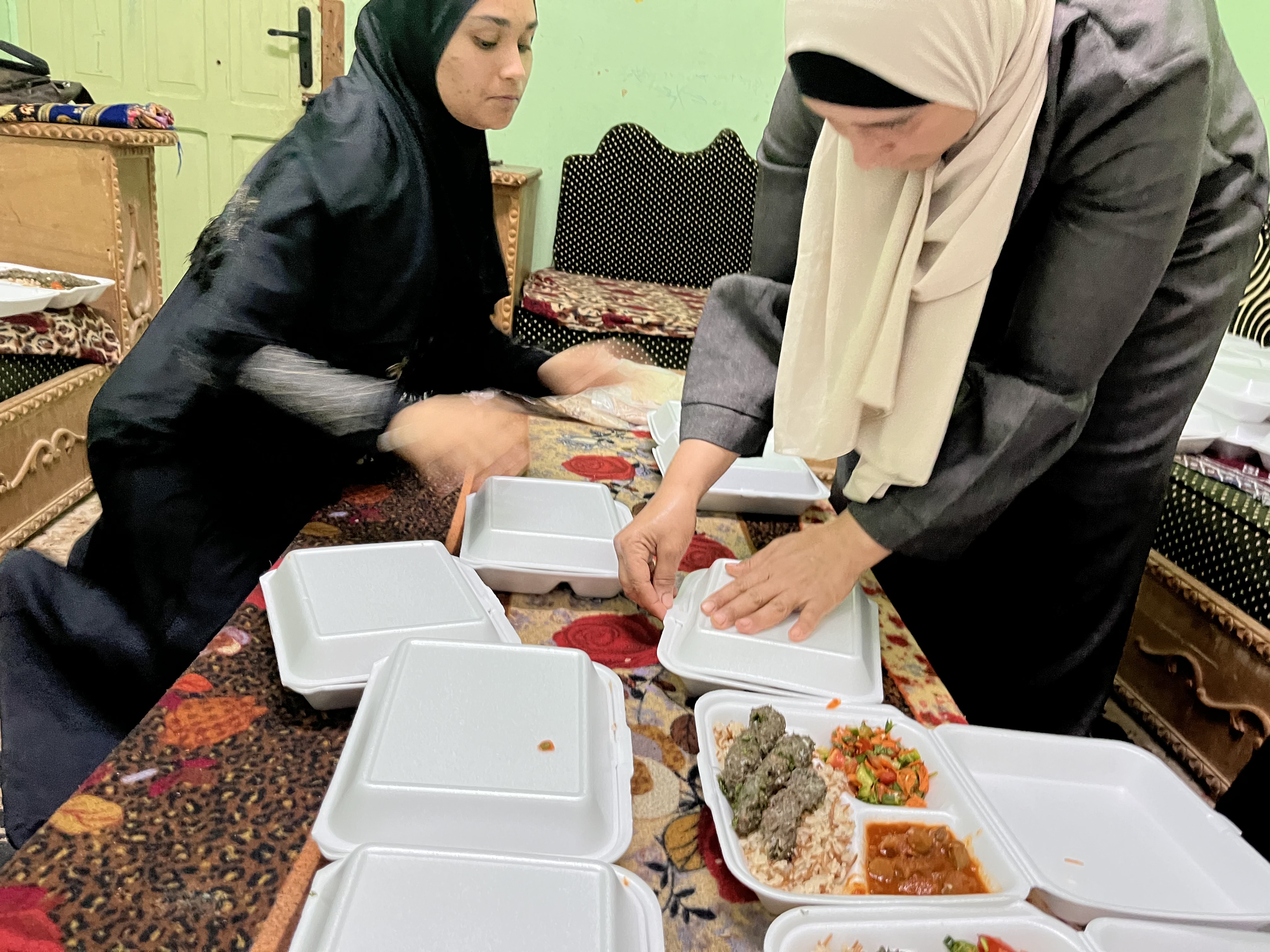 تجهيز وجبات إفطار لمرافقي المرضى الفلسطينيين تجهيز وجبات إفطار لمرافقي المرضى الفلسطينيين