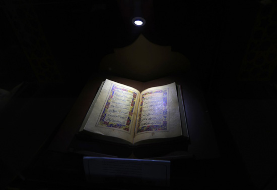 قراءة قرآن ومصاحف نادرة.  فعاليات معرض المخطوطات الإسلامية في صنعاء (12)