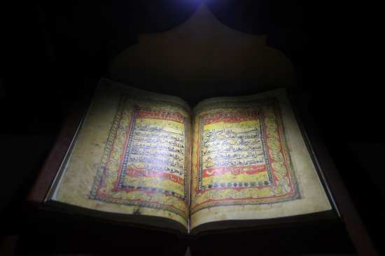 قراءة قرآن ومصاحف نادرة.  فعاليات معرض المخطوطات الإسلامية في صنعاء (10)