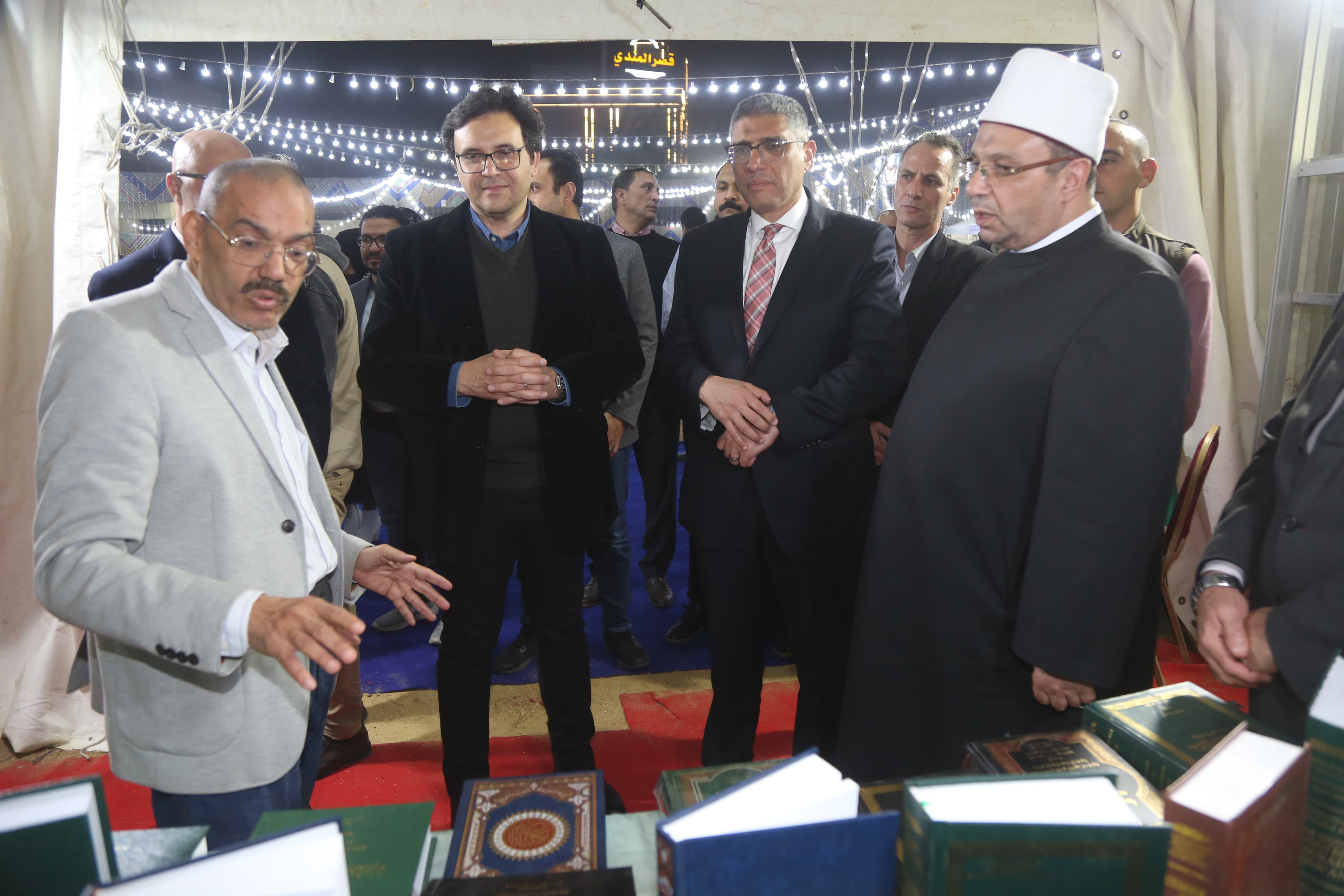 وزير الثقافة خلال افتتاح معرض فيصل للكتاب (3)