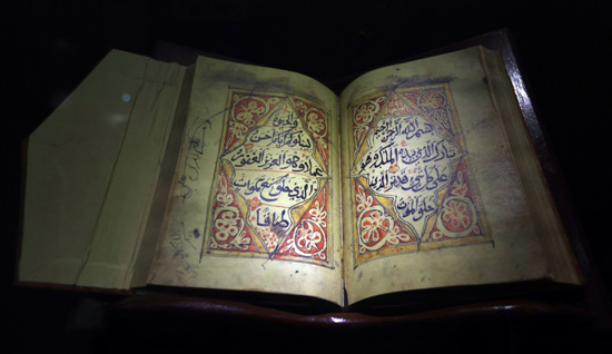 قراءة قرآن ومصاحف نادرة.  فعاليات معرض المخطوطات الإسلامية في صنعاء (2)