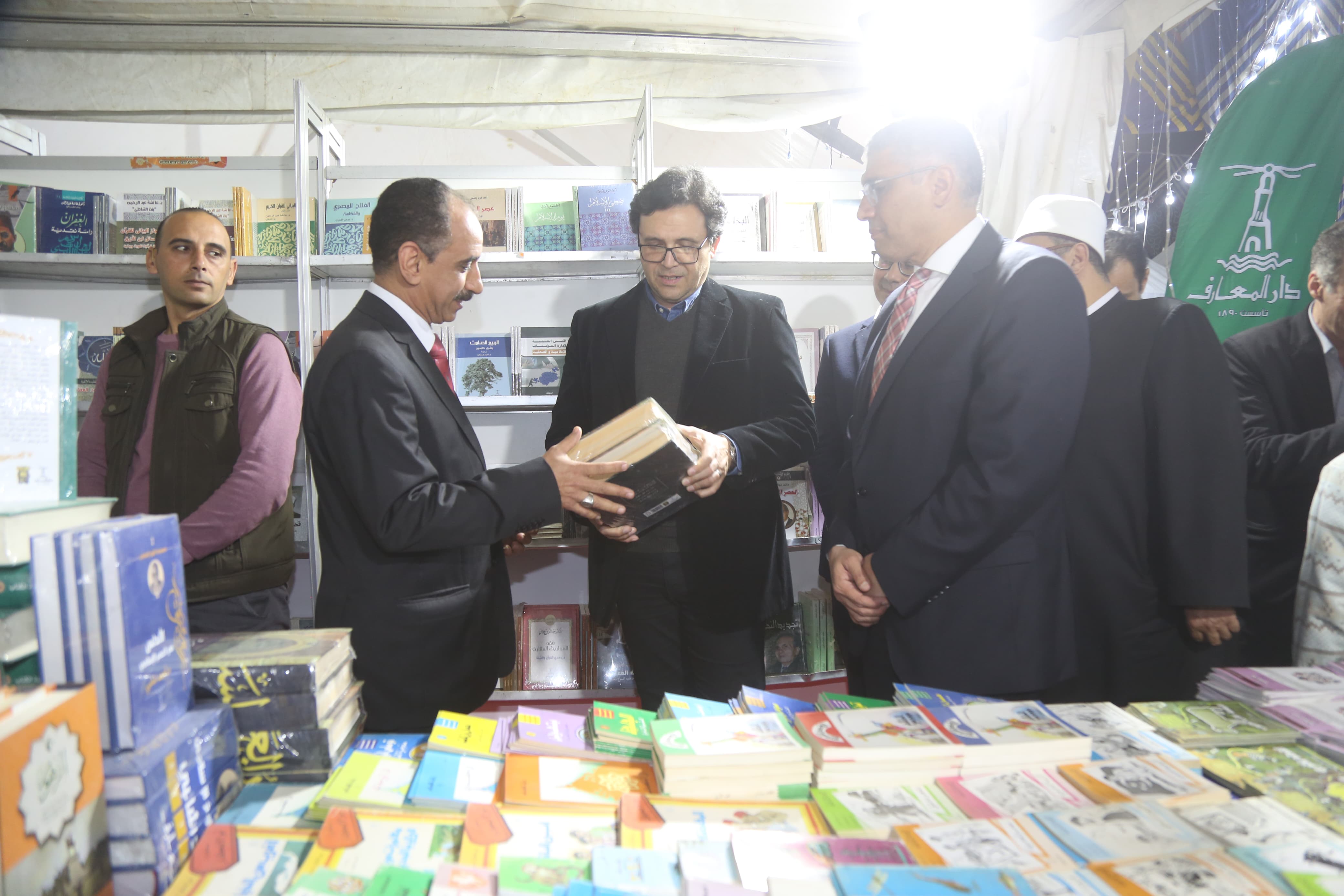 وزير الثقافة خلال افتتاح معرض فيصل للكتاب (2)