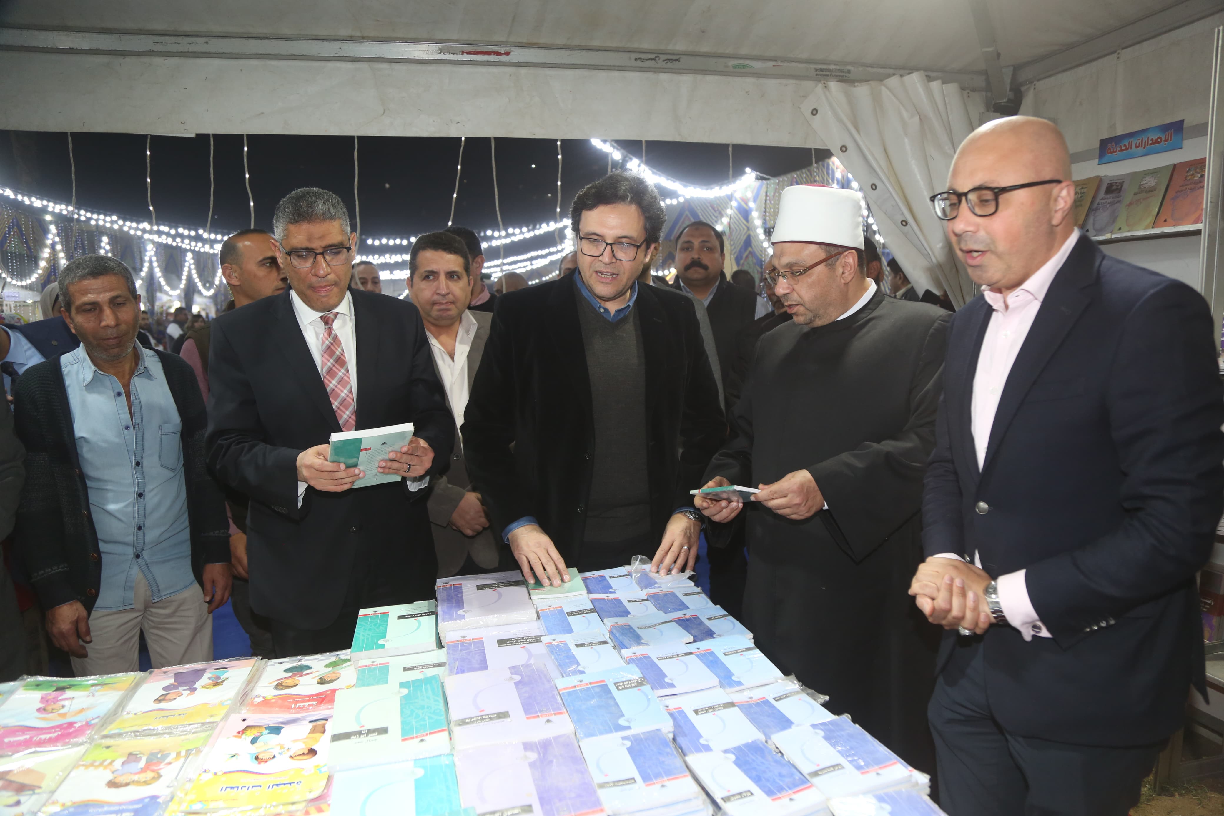 وزير الثقافة خلال افتتاح معرض فيصل للكتاب (1)