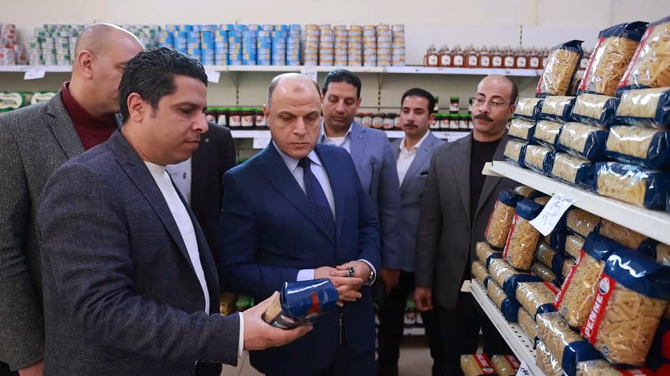 متابعة المحافظ لتوفير السلع