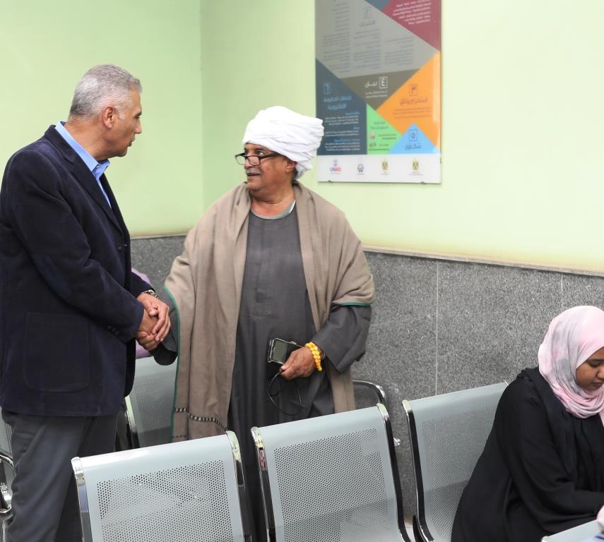محافظ أسوان مع المواطنين