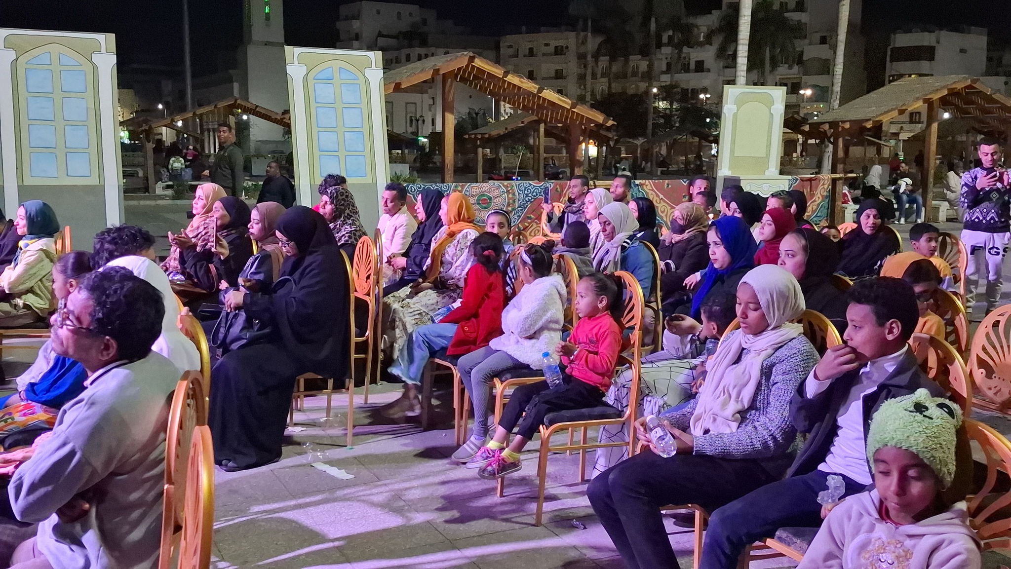 أهالى الأقصر يحضرون فعاليات ليالي رمضان الثقافية بالساحة