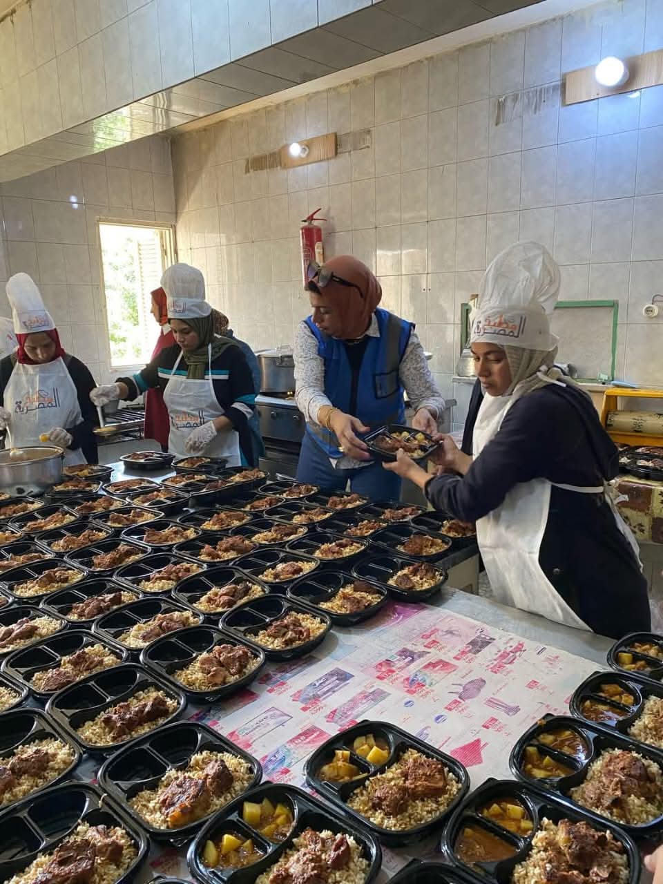 حياة كريمة  توزع صناديق الحماية الاجتماعية ووجبات الإفطار في مختلف أحياء الإسكندرية (1)