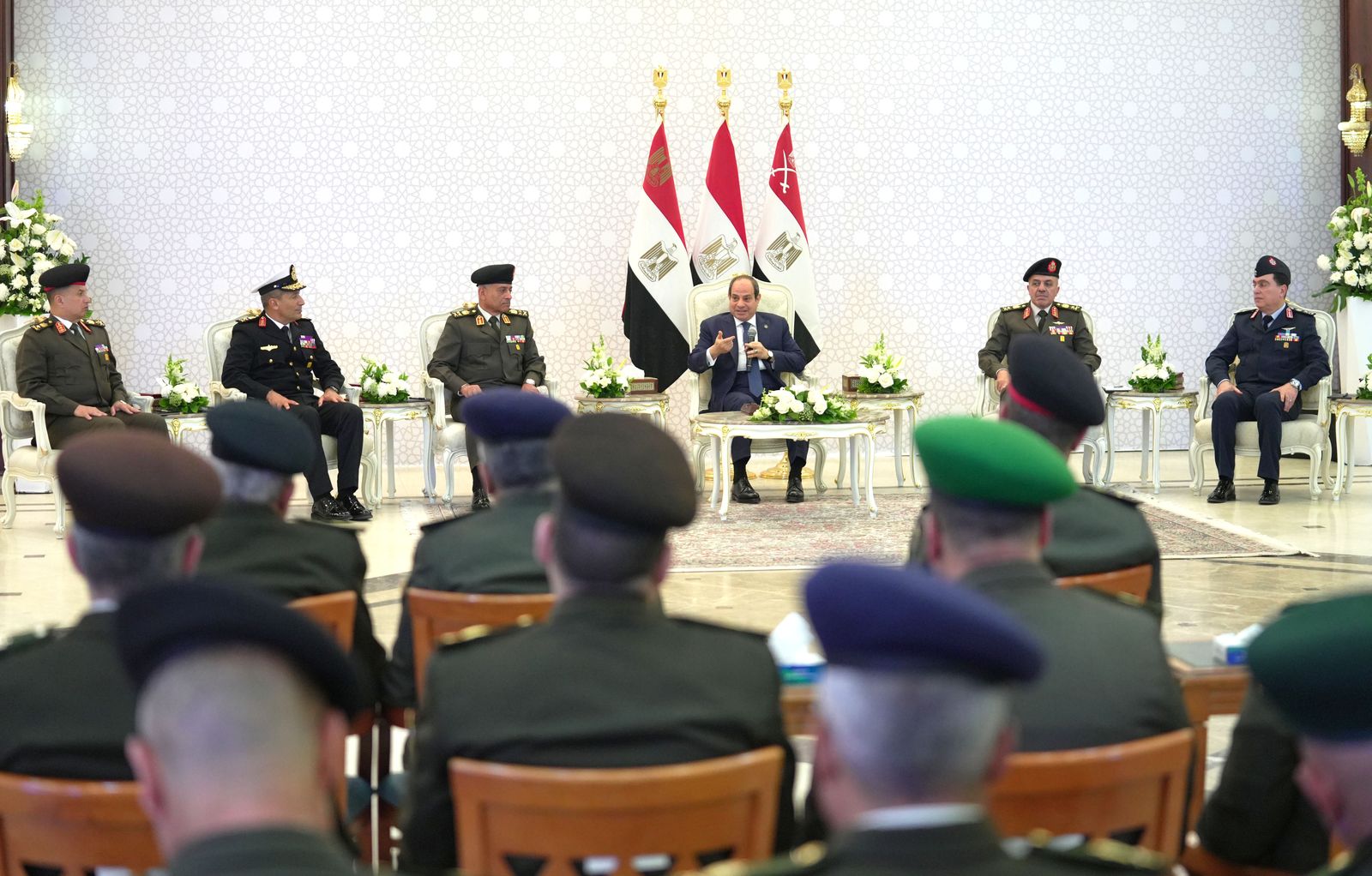 الرئيس السيسى يؤدى صلاة الجمعة بمسجد المشير طنطاوى فى ذكرى الاحتفال بـيوم الشهيد  (3)