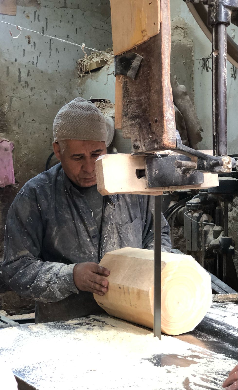 أحد العاملين في الورشة