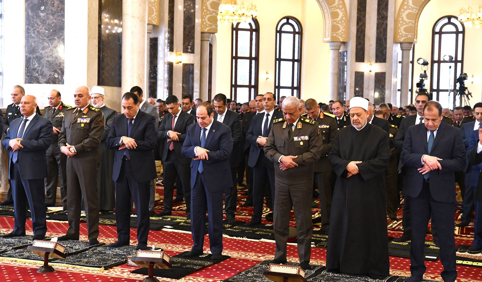 الرئيس السيسى يؤدى صلاة الجمعة بمسجد المشير طنطاوى فى ذكرى الاحتفال بـيوم الشهيد  (2)