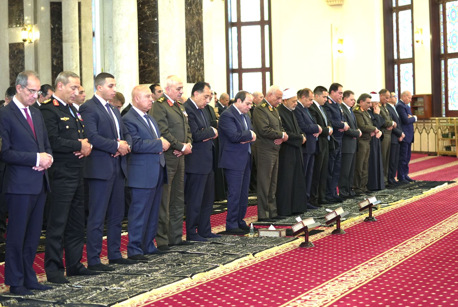 الرئيس السيسى يؤدى صلاة الجمعة بمسجد المشير طنطاوى فى ذكرى الاحتفال بـيوم الشهيد  (5)