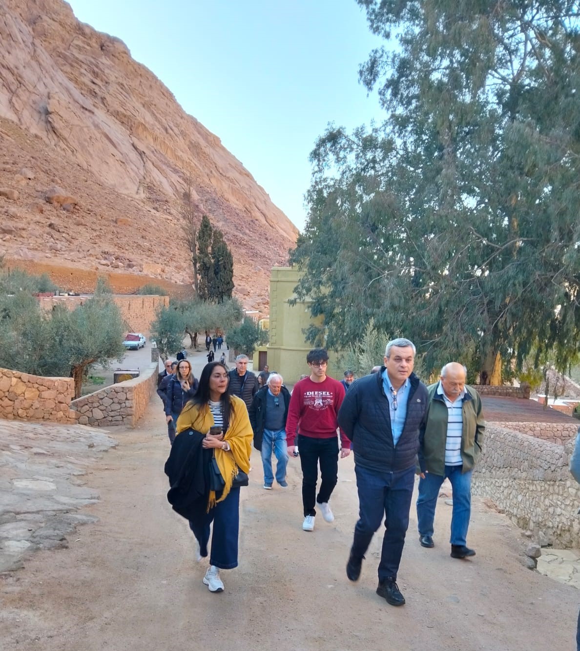 وفد من الجمعية البرلمانية الأرثوذكسية اثناء زيارة دير سانت كاترين وفد من الجمعية البرلمانية الأرثوذكسية اثناء زيارة دير سانت كاترين