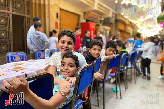 تجمع الاطفال في المائدة تجمع الاطفال في المائدة