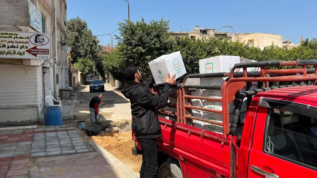 حياة كريمة  توزع صناديق الحماية الاجتماعية ووجبات الإفطار في مختلف أحياء الإسكندرية (2)