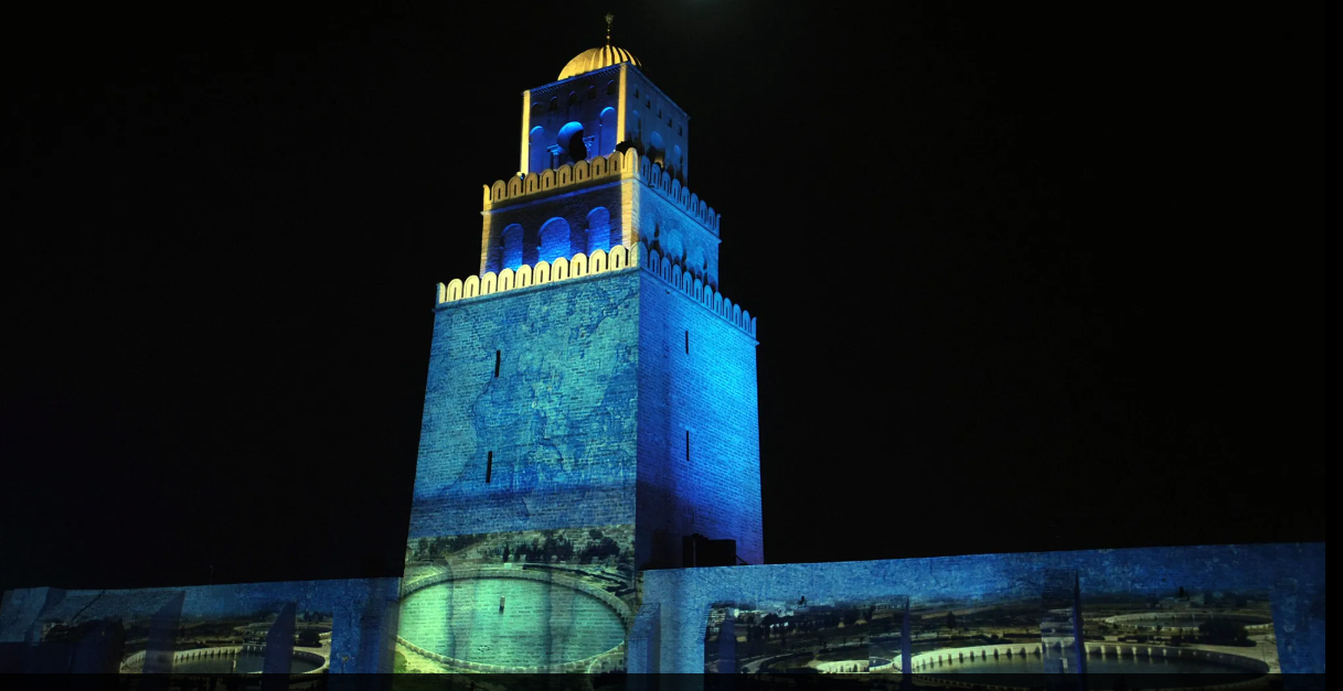 مسجد عقبة بن نافع في القيروان يزدان بالأضواء الاحتفالية في ليلة نصف رمضان