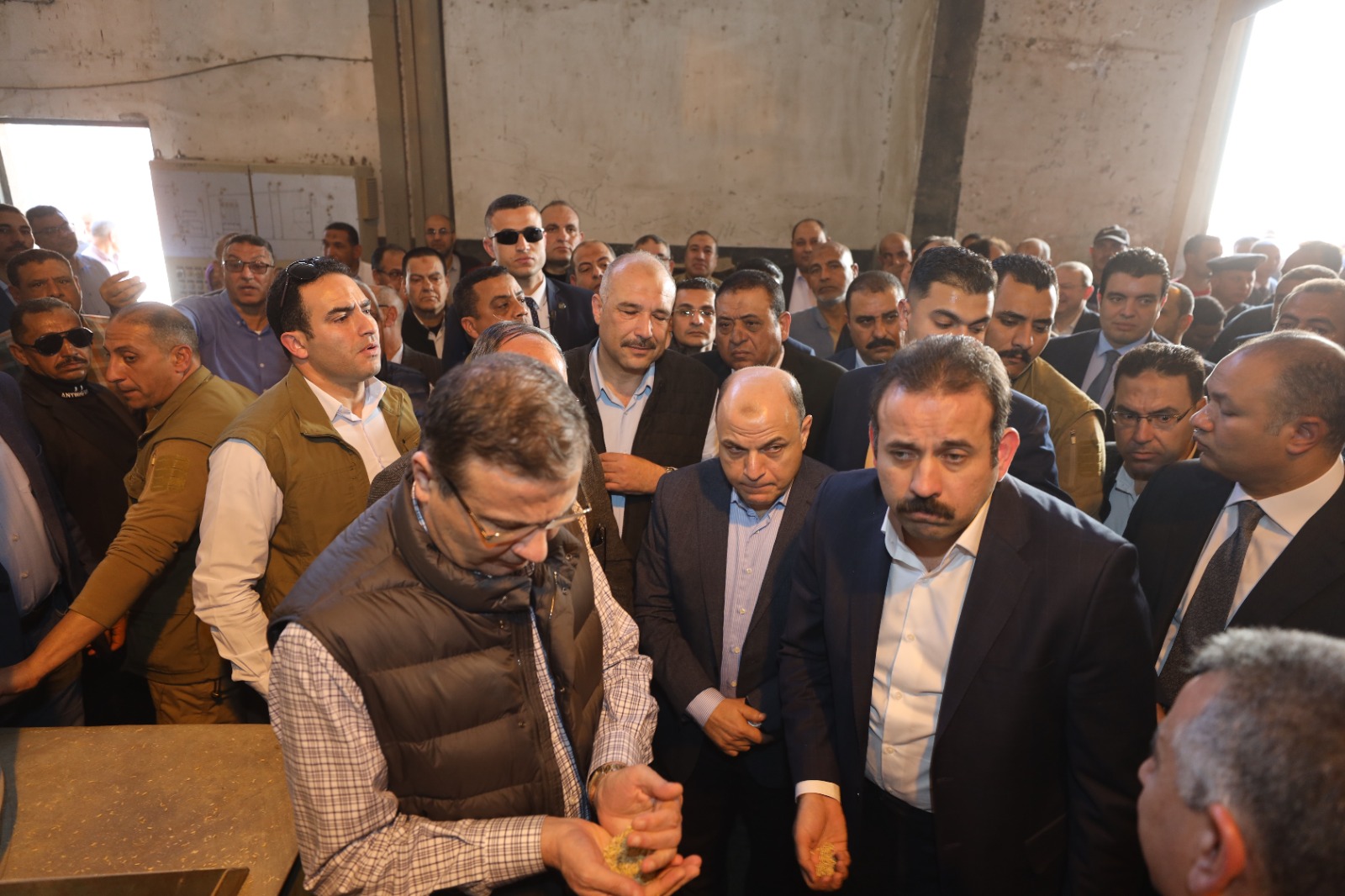 وزير الزراعة ومحافظ كفر الشيخ يتفقدان محطة غربلة سخا