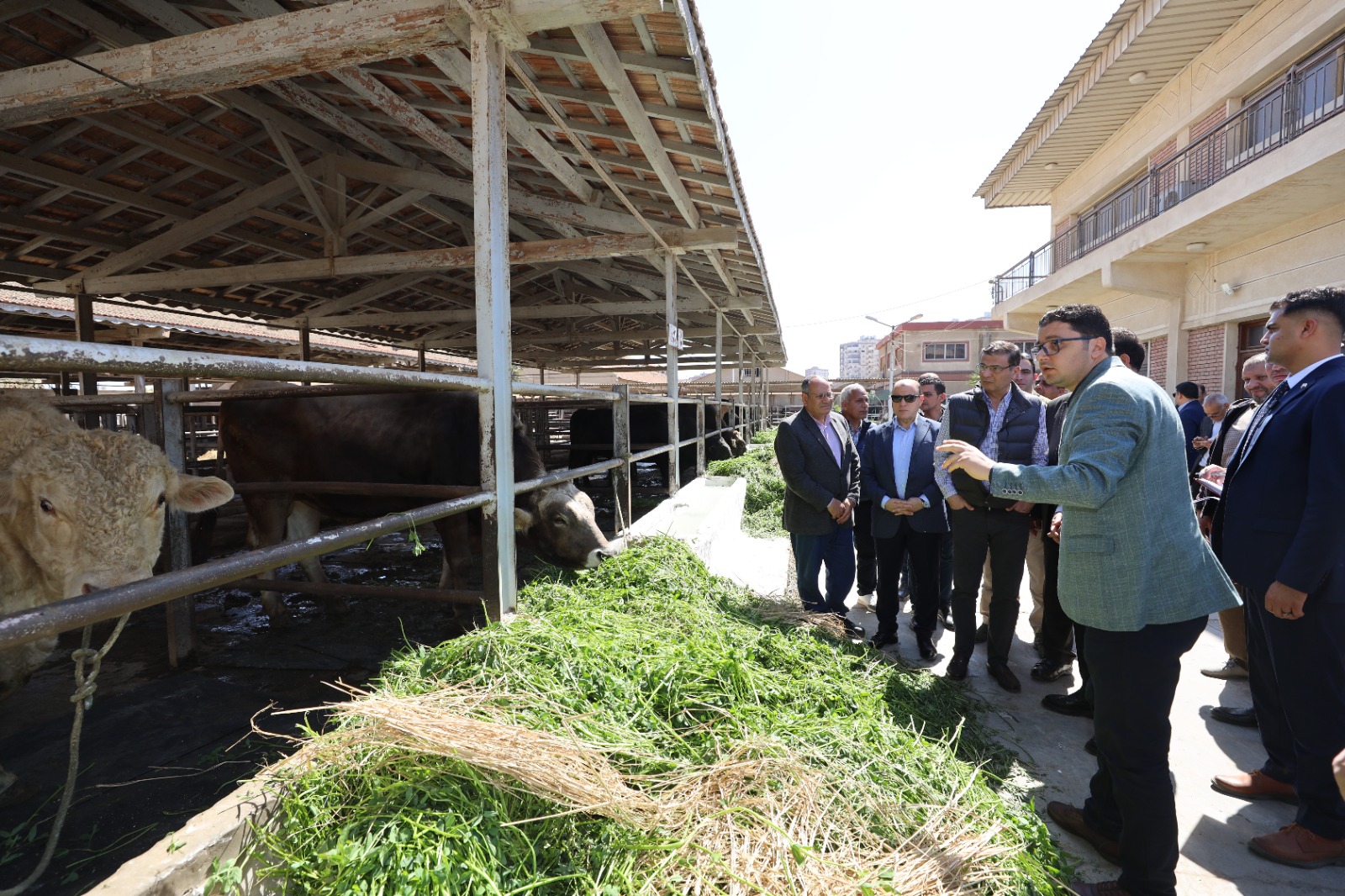 جانب من جولة المحافظ والوزير بمركز التلقيح الضصناعي