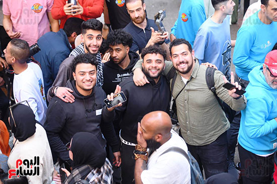 الزميلان كريم عبد العزيز ومحمد الحصرى وسط أهالى المطرية الزميلان كريم عبد العزيز ومحمد الحصرى وسط أهالى المطرية