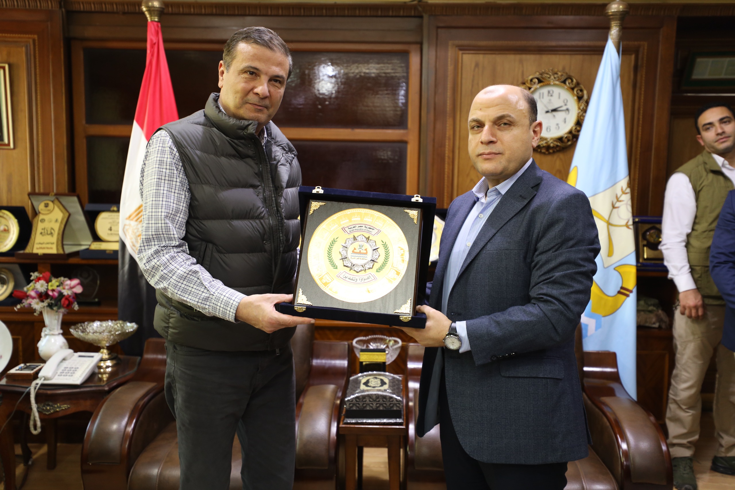 محافظ كفر الشيخ يهدي لوزير الزراعة درع المحافظة