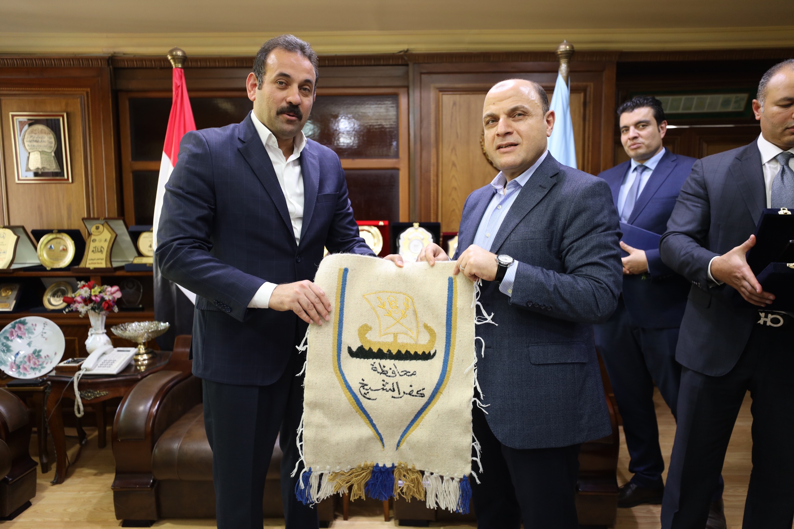 هدية سجادة ممن محافظ كفر الشيخ لمدير جهاز مستقبل مصر