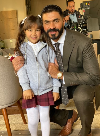 الطفلة ليلى مع النجم خالد سليم الطفلة ليلى مع النجم خالد سليم