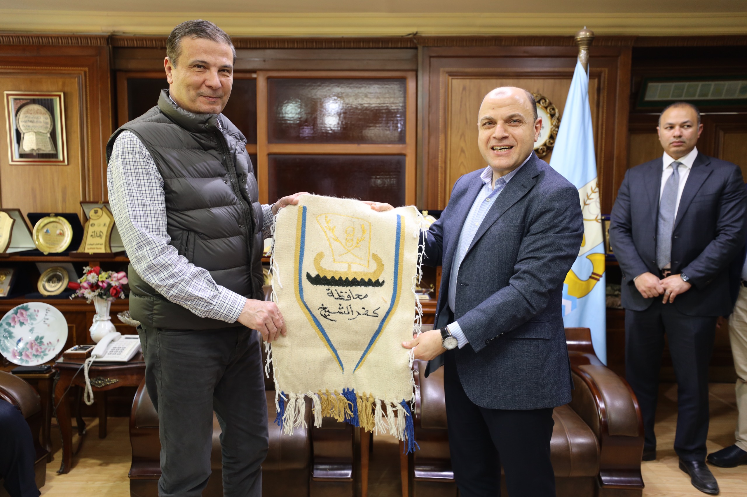 محافظ كفر الشيخ يهدي وزير الزراعة سجاده كتب عليها اسم المحافظة