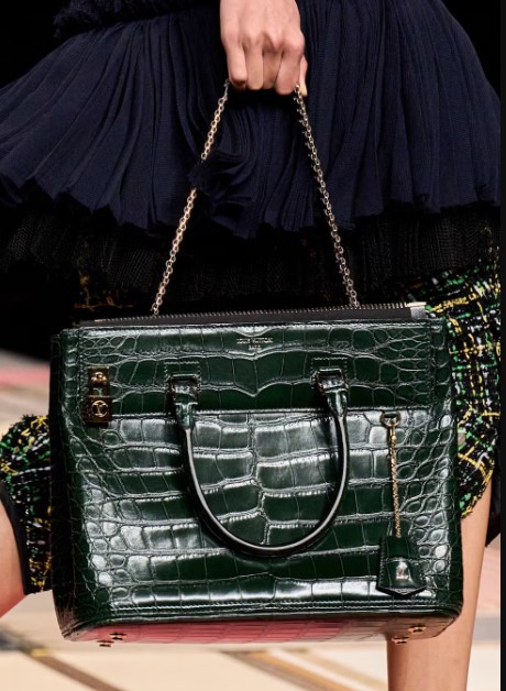 حقيبة من جلد الثعبان