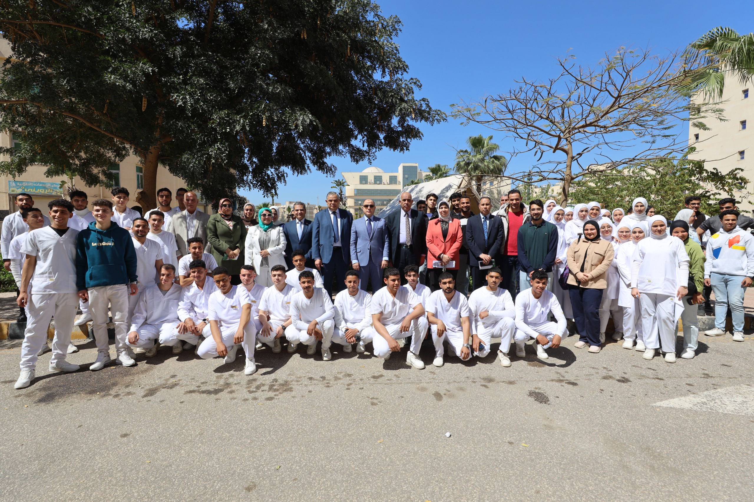 محافظ كفر الشيخ مع الاطقم الطبية محافظ كفر الشيخ مع الاطقم الطبية