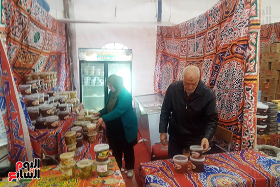إقبال على منتجات المدارس الزراعية بالبحيرة خلال رمضان (3)