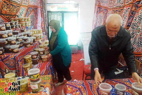 إقبال على منتجات المدارس الزراعية بالبحيرة خلال رمضان (2)