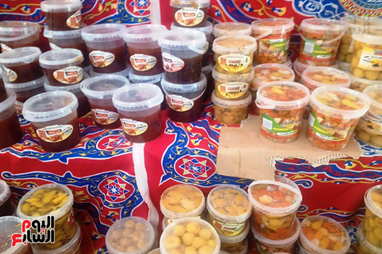 إقبال على منتجات المدارس الزراعية بالبحيرة خلال رمضان (5)