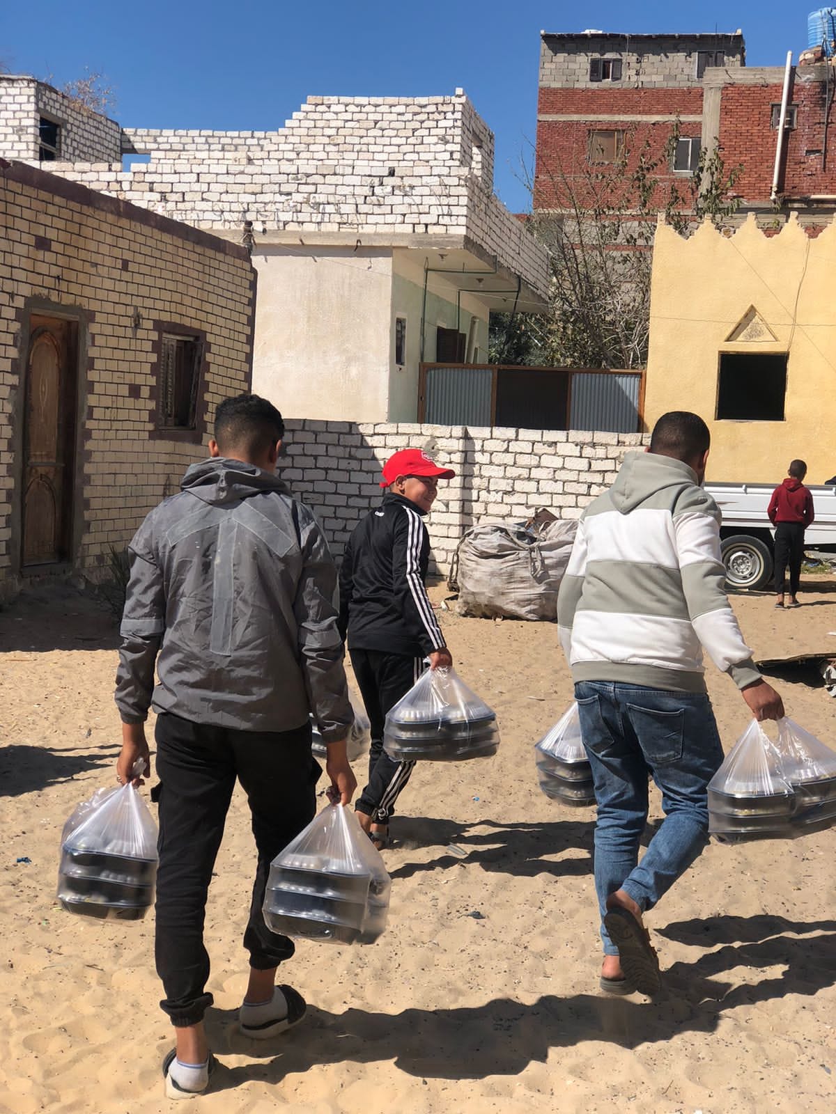 نقل الوجبات لتصل للمستحقين نقل الوجبات لتصل للمستحقين