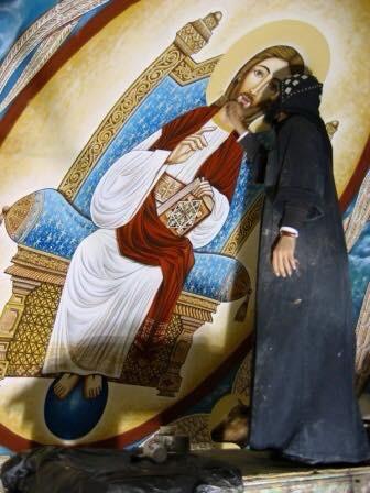 القمص بولس أثناء رسم أيقونات مزار البابا شنودة