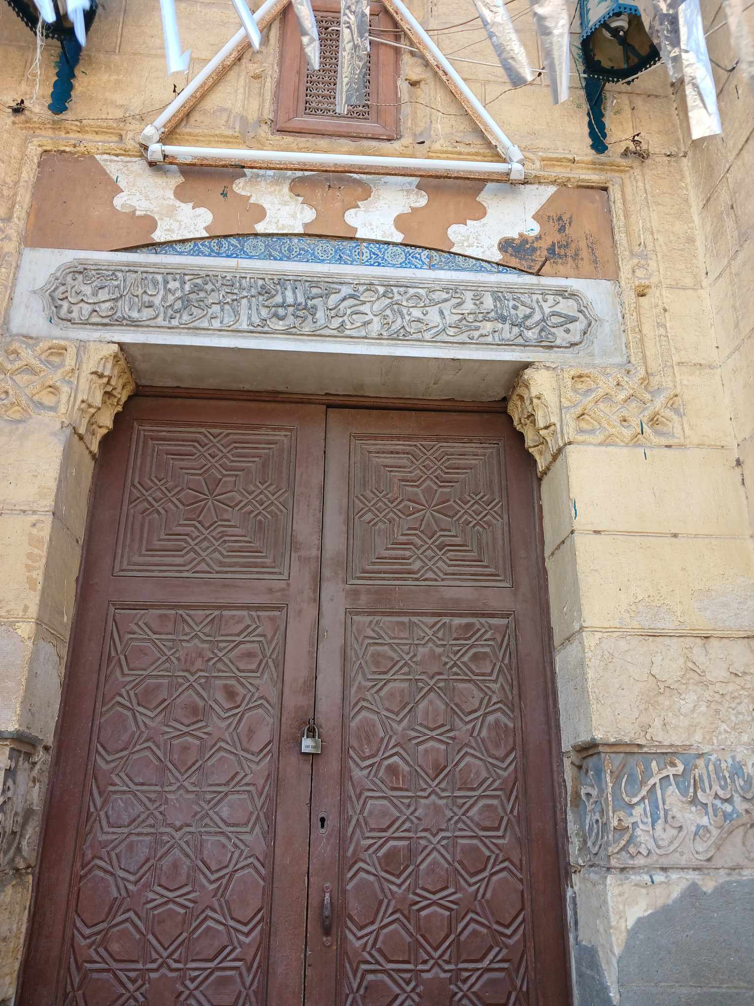 صورة للمسجد من ناحية شارع القيسارية صورة للمسجد من ناحية شارع القيسارية