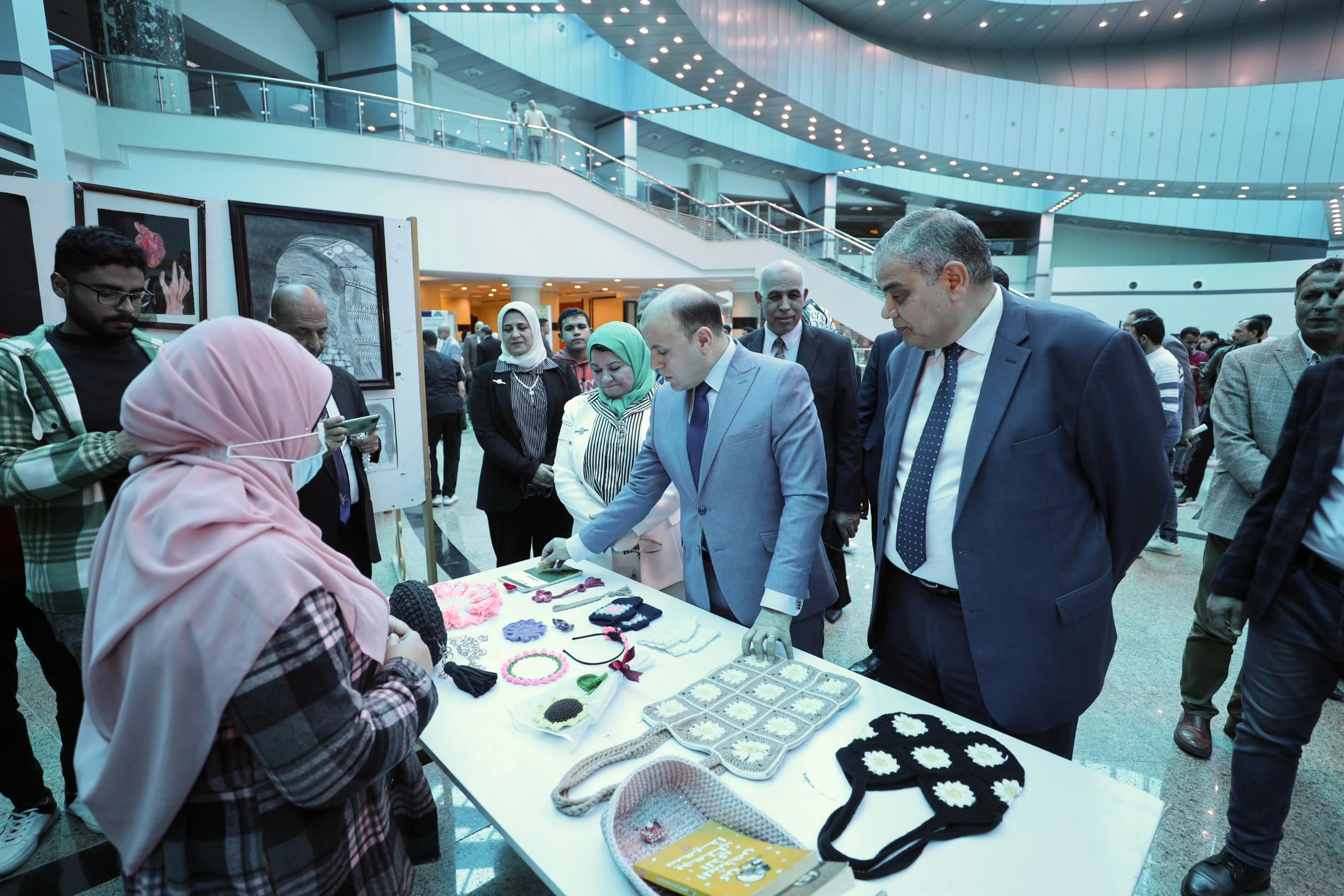 جانب من المعرض بالجامعة جانب من المعرض بالجامعة